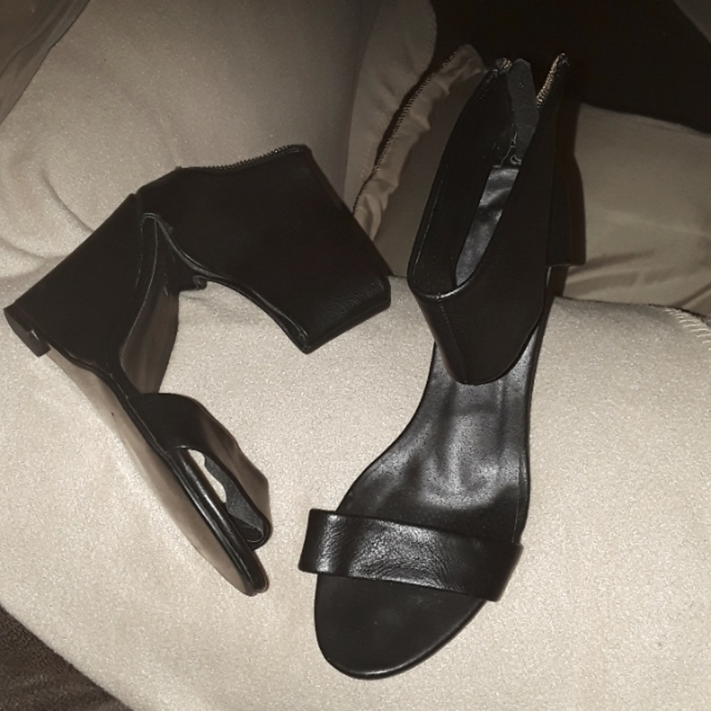Akira wedge sandal